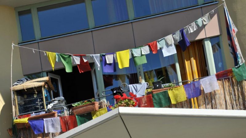 Почему иногда опасно сушить вещи на балконе