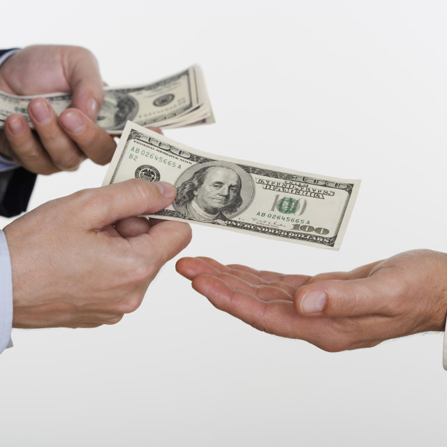 Как привлечь деньги в дом: приметы и советы