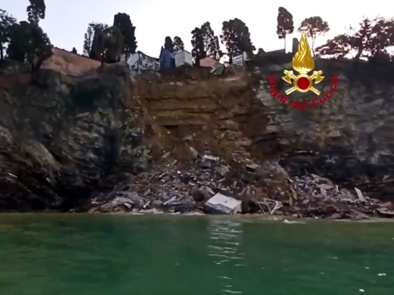 Сотни гробов на итальянском кладбище обрушились в море из-за оползня  (ФОТО, ВИДЕО)