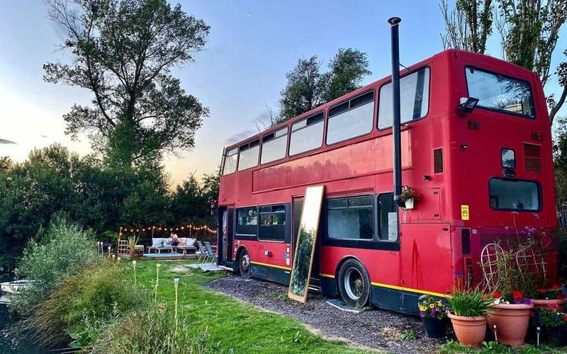 Из двухэтажного автобуса сделали дом