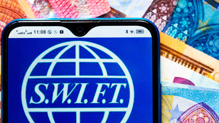 Отключение России от SWIFT: банкам посоветовали приготовиться