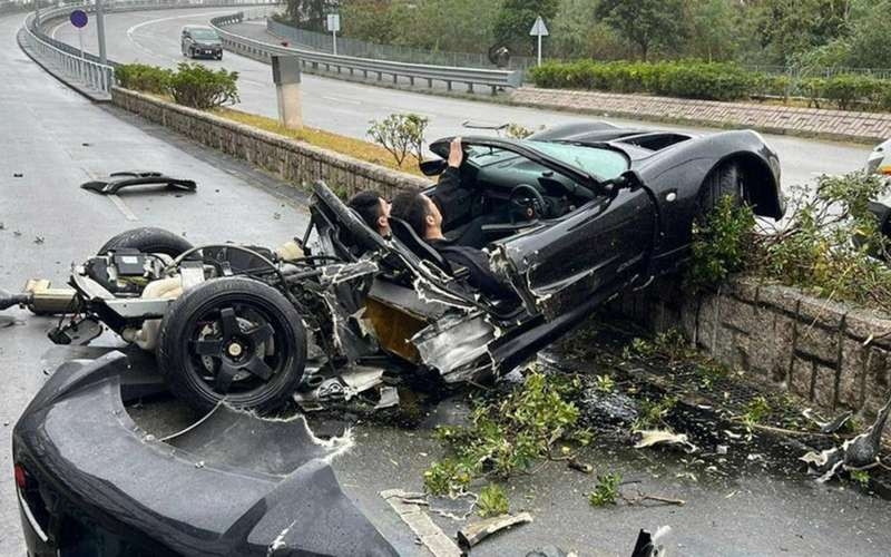 Lotus влетел в фонарь: машина всмятку, у водителя и пассажира — ни царапинки