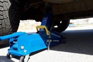 Как выбрать подкатной домкрат?