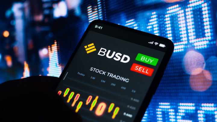 Криптобиржа Binance закрыла российским клиентам доступ к долларам и евро