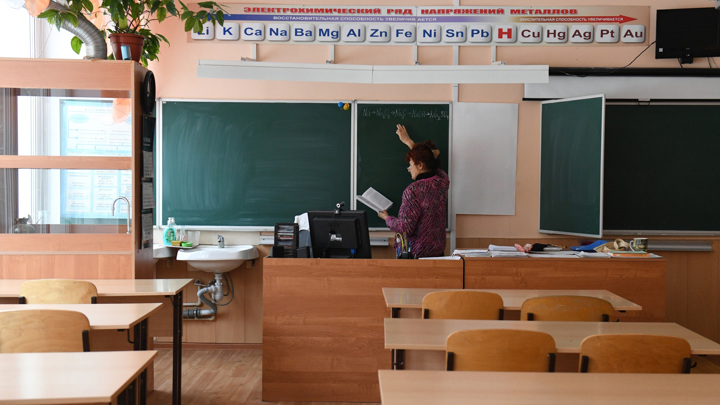 Госдума рассмотрит законопроект о досрочном выходе учителей на пенсию