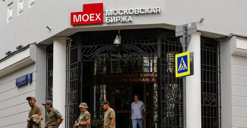 Подарок от США к Дню России: доллар в РФ объявлен вне закона