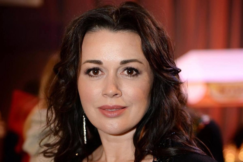 «Любим вне времени»: родные почтили память Анастасии Заворотнюк в день ее 54-летия