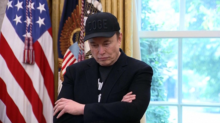 Маск пока не желает обострять конфликт с Трампом, несмотря на угрозу депортации - Новости на Вести.ru