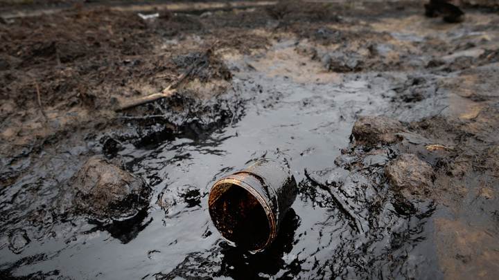 Разлив нефтепродуктов произошел в Коми - Новости на Вести.ru