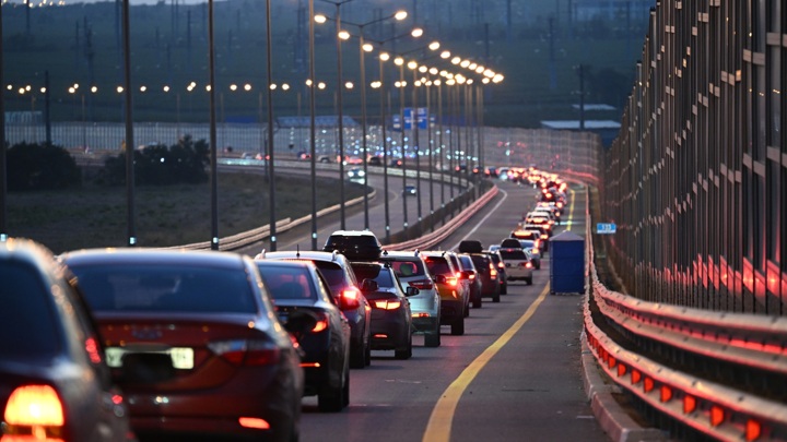 В очереди к Крымскому мосту скопилось более 700 автомобилей - Новости на Вести.ru