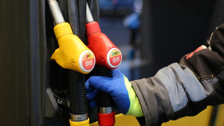 "Автостат": автовладельцы РФ предпочитают заправляться на "Лукойле" и "Роснефти" - Новости на Вести.ru