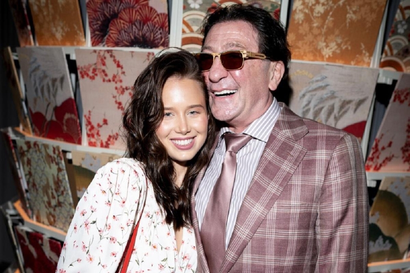 Молодая невеста Лепса подрабатывает в его клубе диджеем