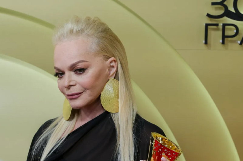 Стало известно, как народная артистка Долина стала мемом и похитителем новоселья