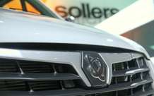 Электричка влетает в такси на переезде (видео)