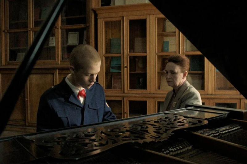 Мать звезды сериала «Слова пацана» рассказала о слишком назойливых поклонниках сына