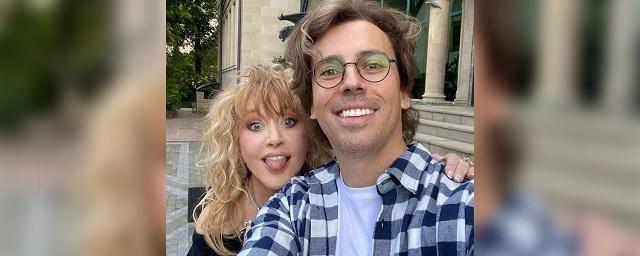 Жители деревни Грязь ополчились на Пугачеву и Галкина - Видео